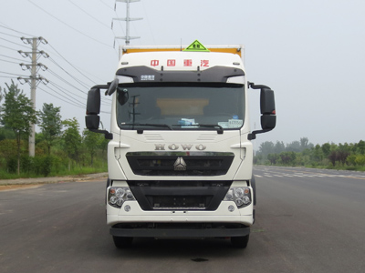 國(guó)五重汽T5G前四后八易燃液體廂式運(yùn)輸車(chē)